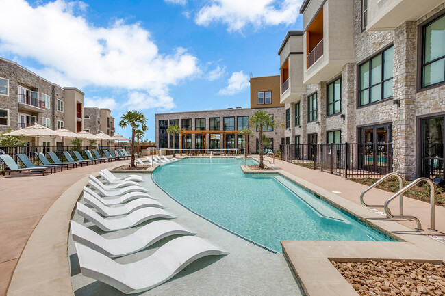 Boardwalk at Mercer Crossing in Farmers Branch, TX - Foto de edificio - Building Photo
