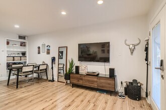 1304 Summit St, Unit 114 in Austin, TX - Building Photo - Building Photo