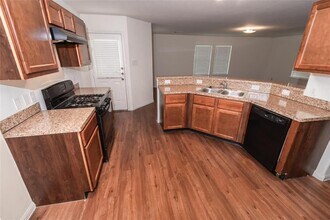 5643 Post Oak Manor Dr in Houston, TX - Building Photo - Building Photo