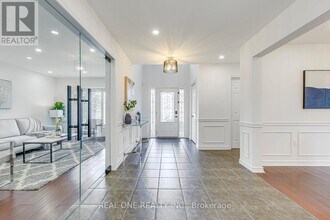 2075 Banbury Crescent in Oakville, ON - Building Photo - Building Photo