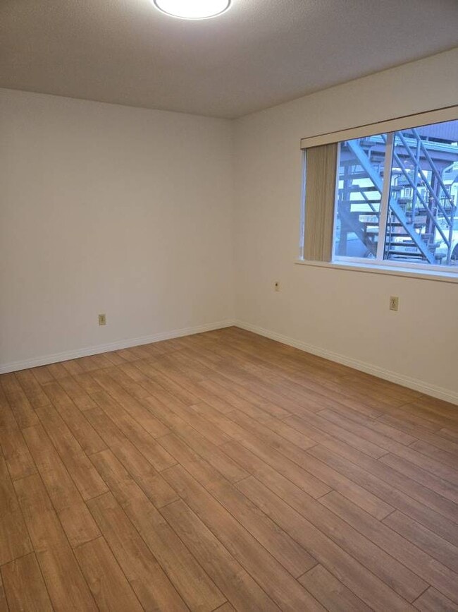 731 Como Lake Ave in Coquitlam, BC - Building Photo - Building Photo