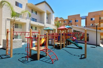 Urban Village Townhomes in San Diego, CA - Building Photo - Building Photo