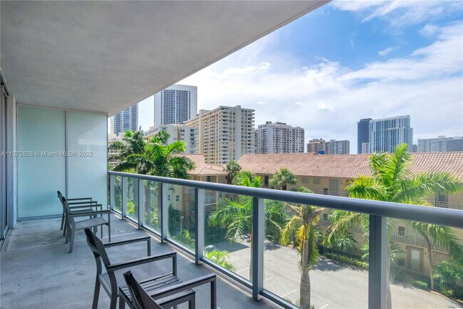 2602 E Hallandale Beach Blvd in Hallandale Beach, FL - Foto de edificio - Building Photo