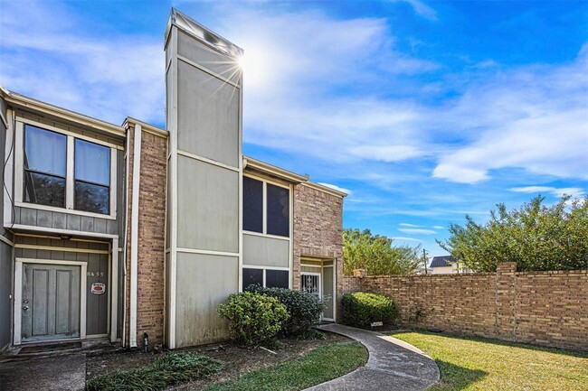 8457 Wednesbury Ln in Houston, TX - Foto de edificio - Building Photo