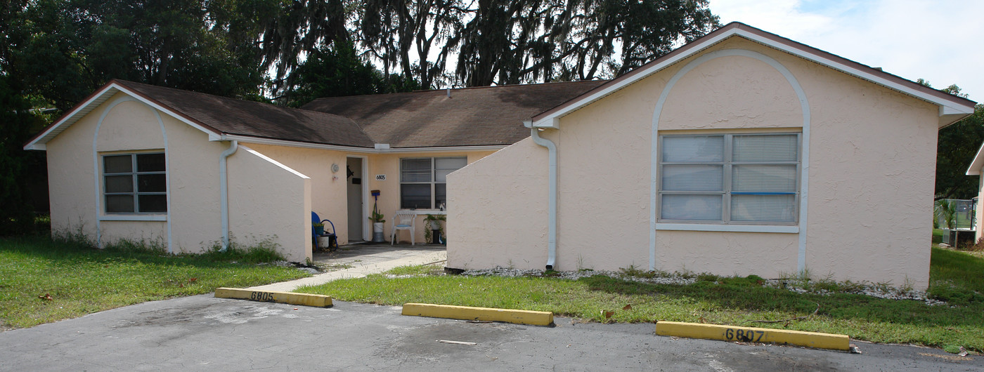 6815 Forest Ave in New Port Richey, FL - Foto de edificio