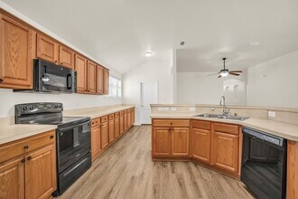 2005 Ridgeview Ct in Sanger, TX - Foto de edificio - Building Photo