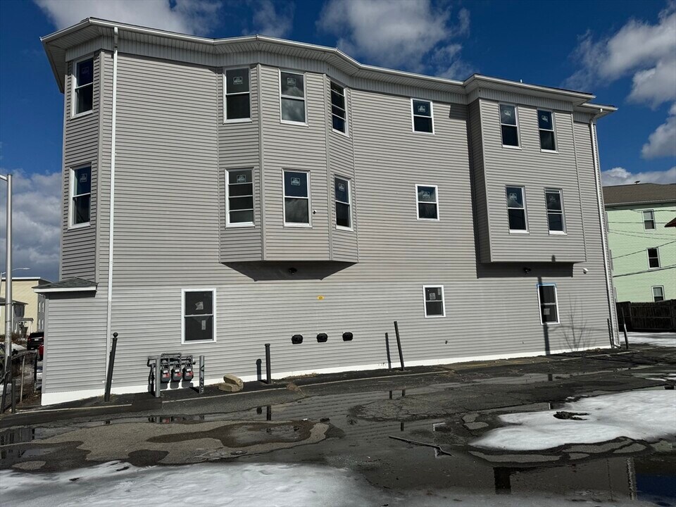 27 Camp St in Worcester, MA - Building Photo