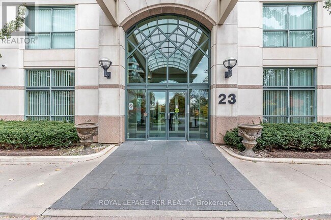 23 Lorraine Dr in Toronto, ON - Building Photo - Building Photo