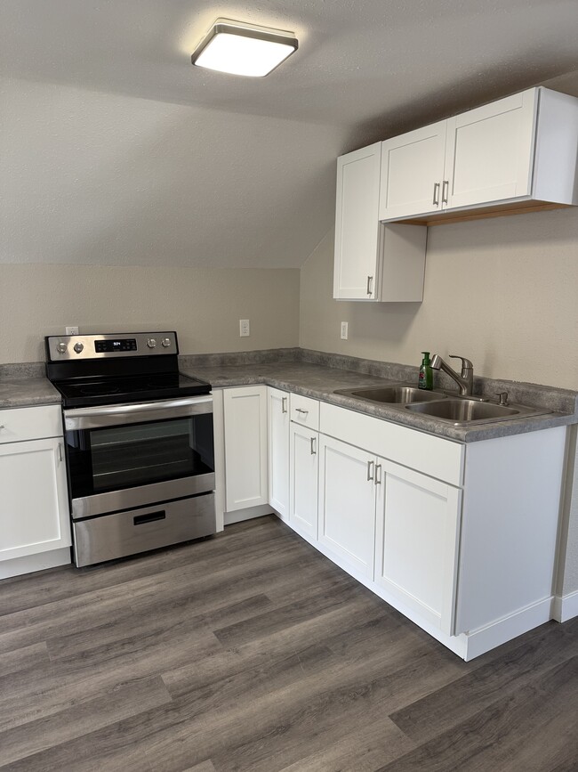 1140 High Ave, Unit Upper in Oshkosh, WI - Foto de edificio - Building Photo