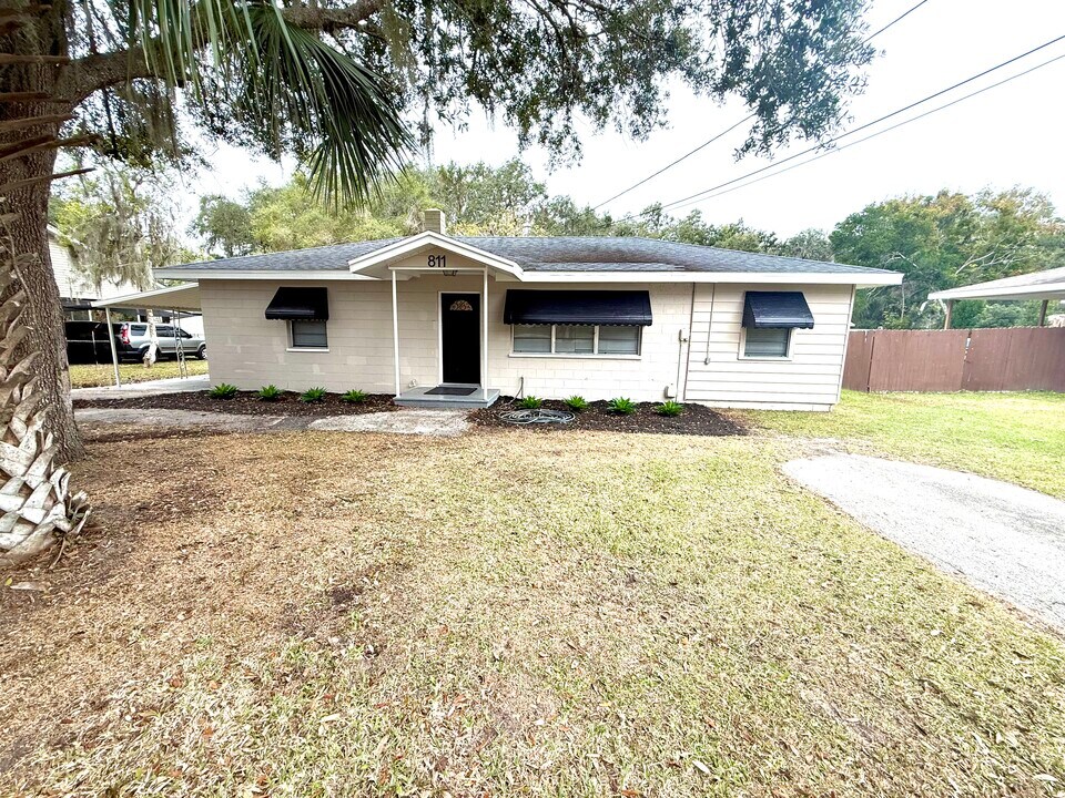 811 S Lone Oak Dr in Leesburg, FL - Building Photo