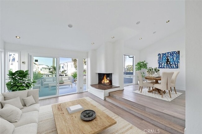411 Goldenrod Ave in Newport Beach, CA - Building Photo - Building Photo
