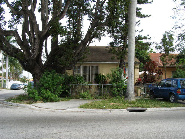 2055 NW 28th St in Miami, FL - Foto de edificio - Building Photo