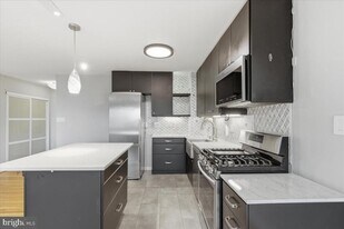 1300 S Arlington Ridge Rd in Arlington, VA - Building Photo