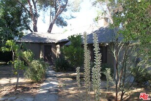 5742 Corbin Ave in Los Angeles, CA - Building Photo