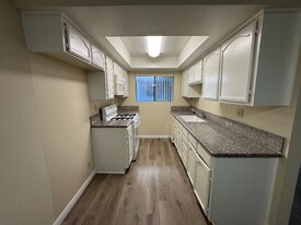 515 E Elmwood Ave in Burbank, CA - Building Photo