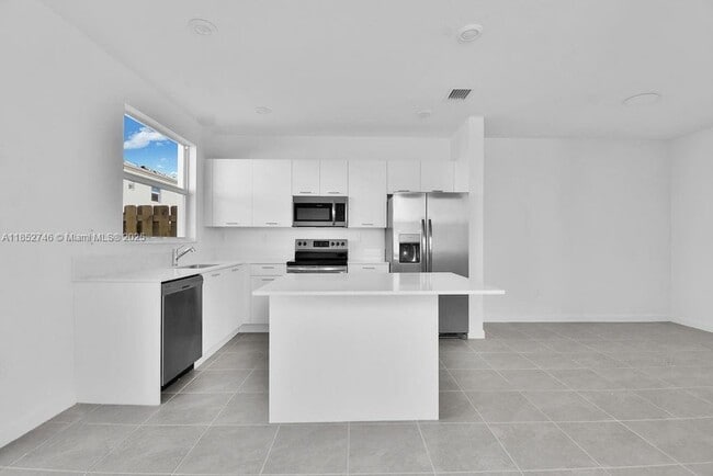 2323 NW 122nd Ter in Miami Shores, FL - Building Photo - Building Photo