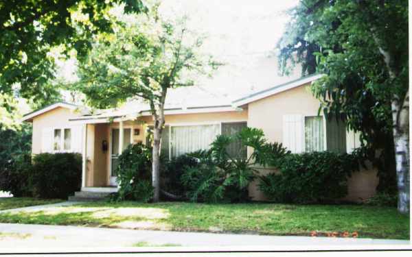 7001-7009 1/2 Hazeltine A in Van Nuys, CA - Building Photo