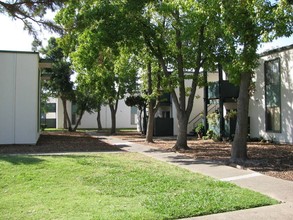 Summerset Square in Sacramento, CA - Building Photo - Building Photo