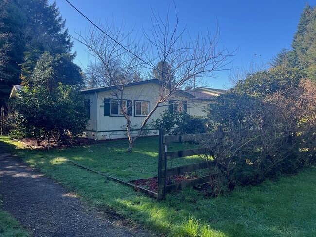 2245 State St in Crescent City, CA - Building Photo - Building Photo