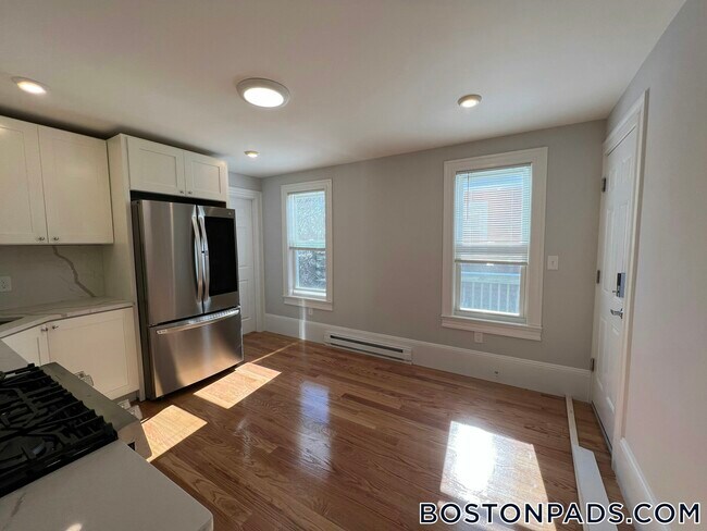 3 Mossland St, Unit 3 in Somerville, MA - Building Photo - Building Photo