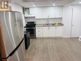 15 Sedgemount Dr in Toronto, ON - Building Photo