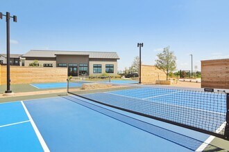 View at Manor Crossing in Manor, TX - Foto de edificio - Building Photo