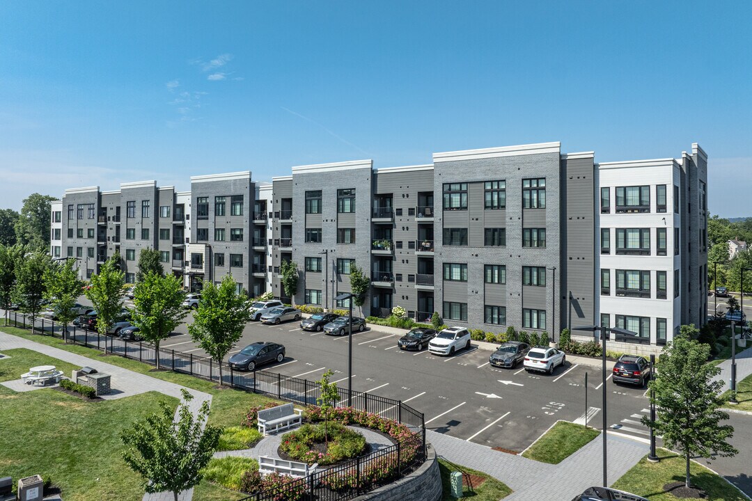 Grove Crossing in Bloomfield, NJ - Foto de edificio