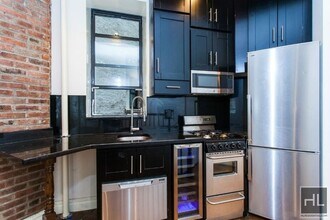 Mott Street in New York, NY - Foto de edificio - Building Photo