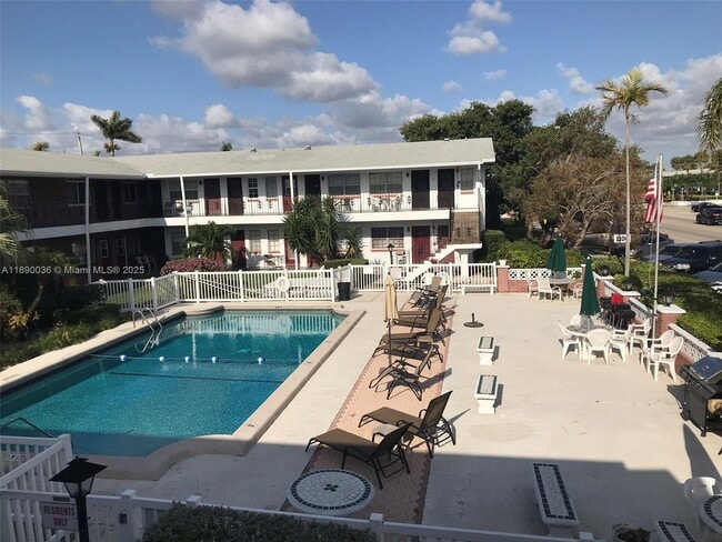 1050 Atlantic Shores Blvd in Hallandale Beach, FL - Building Photo - Building Photo