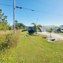 777-779 Bedford Dr in Lehigh Acres, FL - Building Photo - Building Photo