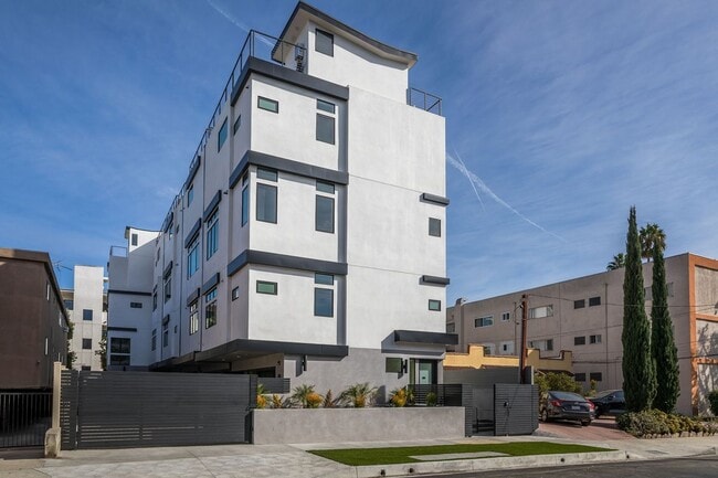1316 N Vista St in Los Angeles, CA - Building Photo - Building Photo