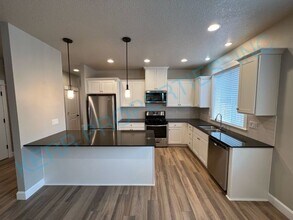 2087 SE Silver Springs Rd in Milwaukie, OR - Building Photo - Building Photo