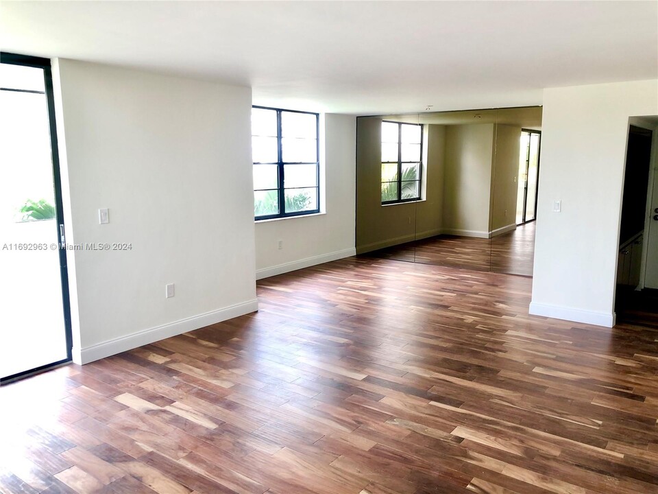 10854 N Kendall Dr in Miami, FL - Building Photo