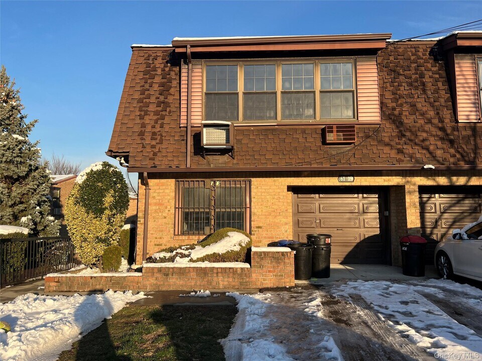 61-19 232nd St in Queens, NY - Building Photo