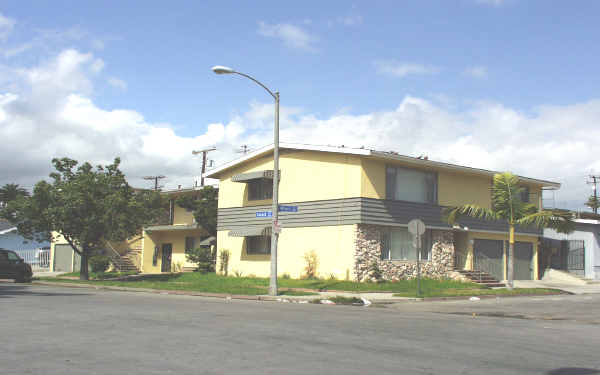 2070 Locust Ave in Long Beach, CA - Building Photo