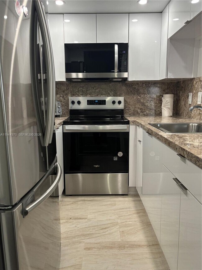 10023 Winding Lake Rd in Sunrise, FL - Building Photo - Building Photo