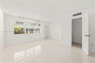 1560 NE 151st St in North Miami Beach, FL - Building Photo - Building Photo