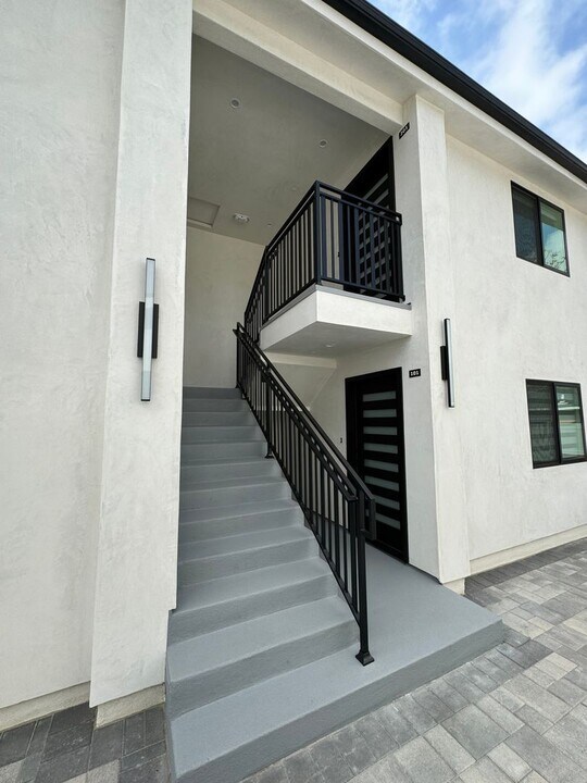 714 E Palm Ave in Burbank, CA - Building Photo