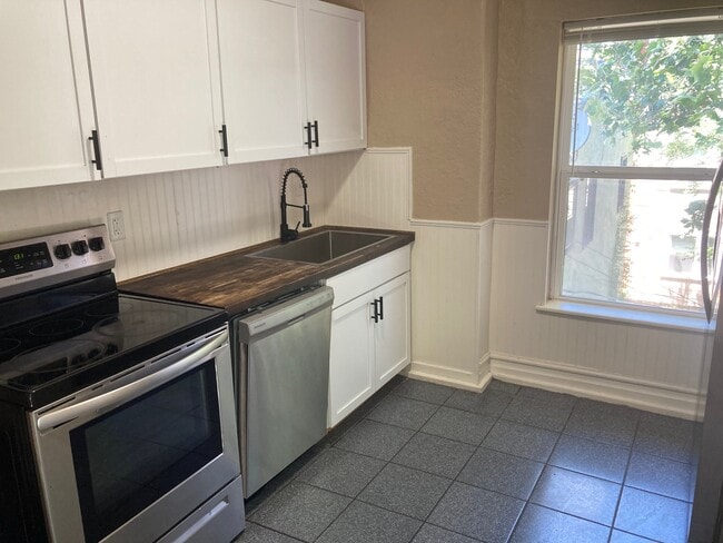 3613 Central St, Unit B in Kansas City, MO - Building Photo - Building Photo