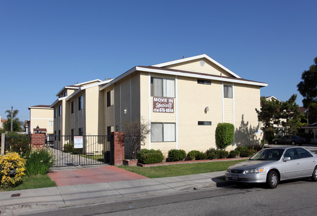 14501 Cerise Ave. in Hawthorne, CA - Foto de edificio - Building Photo