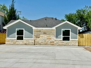 1110 E Madison Ave, Unit A AND B in Harlingen, TX - Foto de edificio - Building Photo