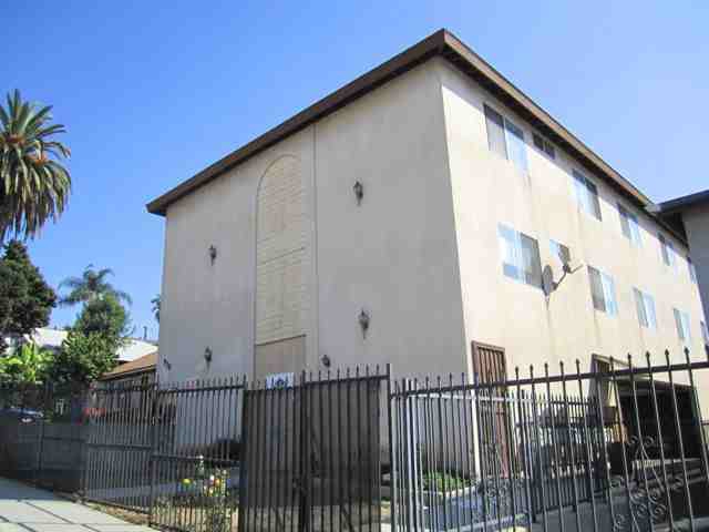 938 White Knoll Rd in Los Angeles, CA - Building Photo