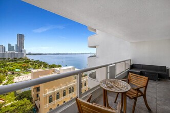 1717 N Bayshore Dr in Miami, FL - Building Photo - Building Photo