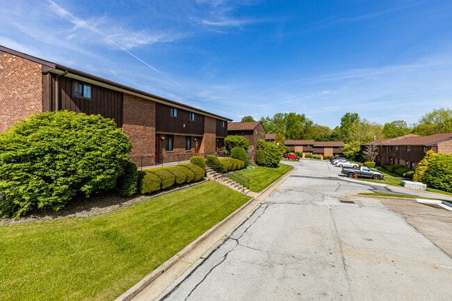 Briarwood Townhomes in Latrobe, PA - Building Photo - Building Photo
