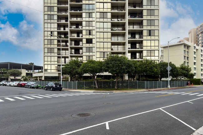 Franklin Towers in Honolulu, HI - Building Photo - Building Photo