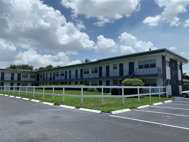 2300 Pierce St in Hollywood, FL - Building Photo - Building Photo