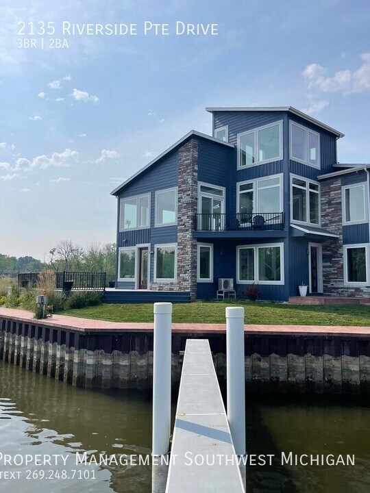 2135 Riverside Pointe Dr in St. Joseph, MI - Building Photo