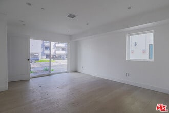 11816 Gilmore St in Los Angeles, CA - Building Photo - Building Photo
