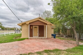 101 W Schreiner St in Kerrville, TX - Building Photo - Building Photo