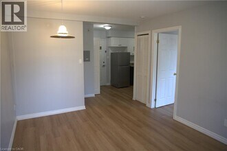 28 Victoria Ave N in Hamilton, ON - Building Photo - Building Photo